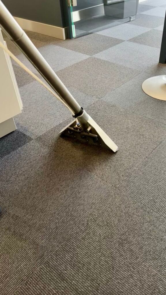 ekstrakcyjne pranie wykładziny biurowej
