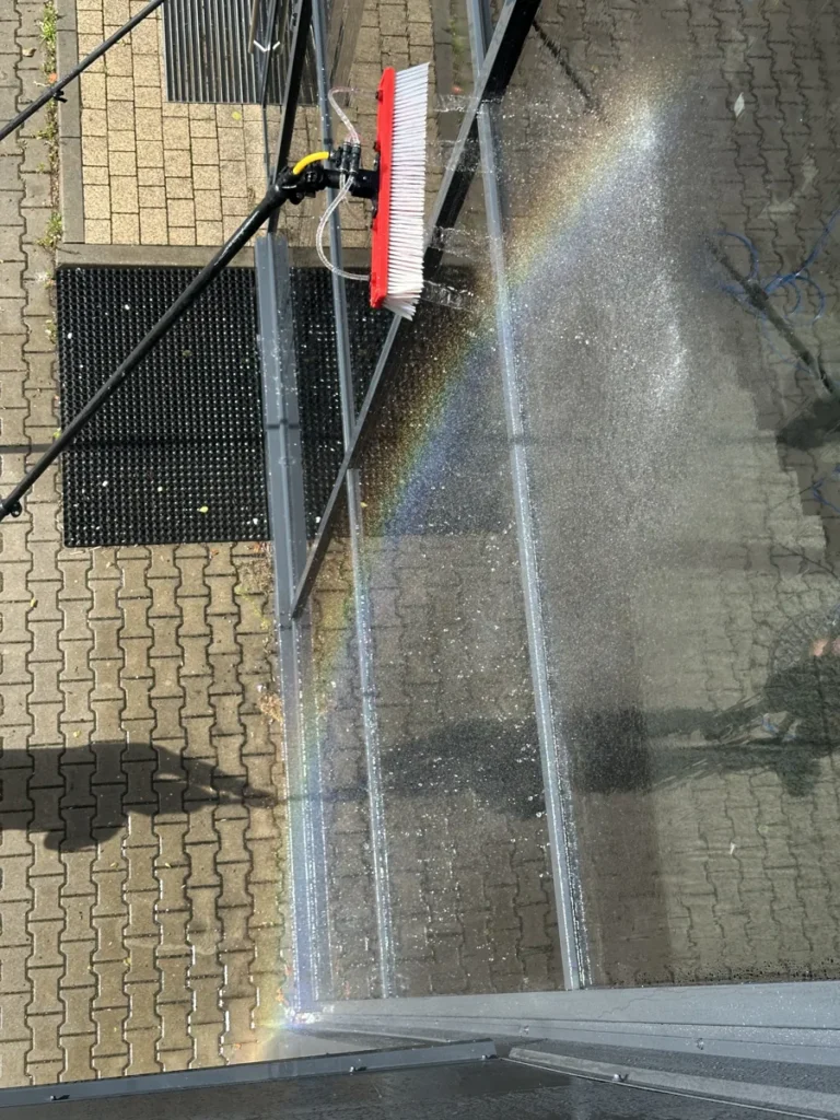 Szczotka WATERFED podczas mycia przeszklenia